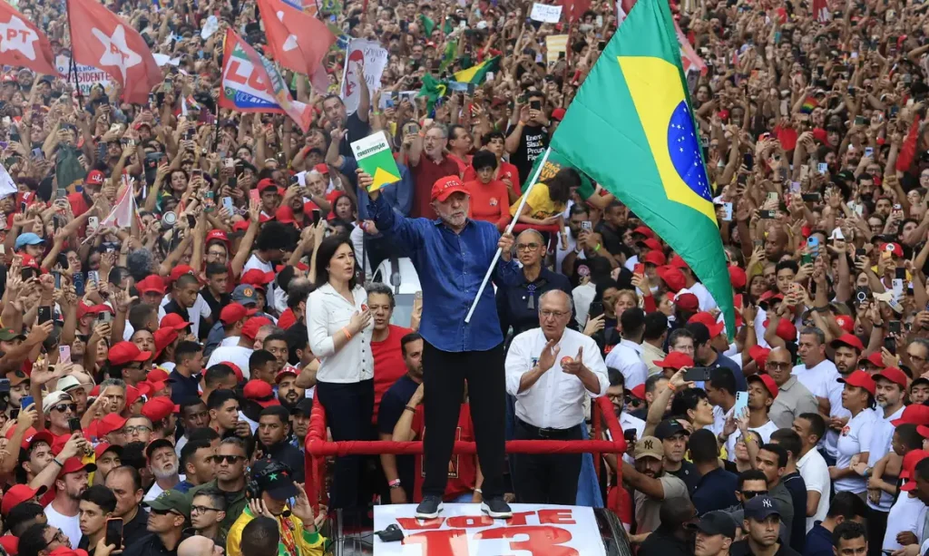 Lula é reeleito presidente após virada histórica contra Flávio Bolsonaro