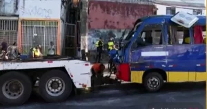 Micro-ônibus com pacientes tomba após colisão e deixa nove feridos em Salvador