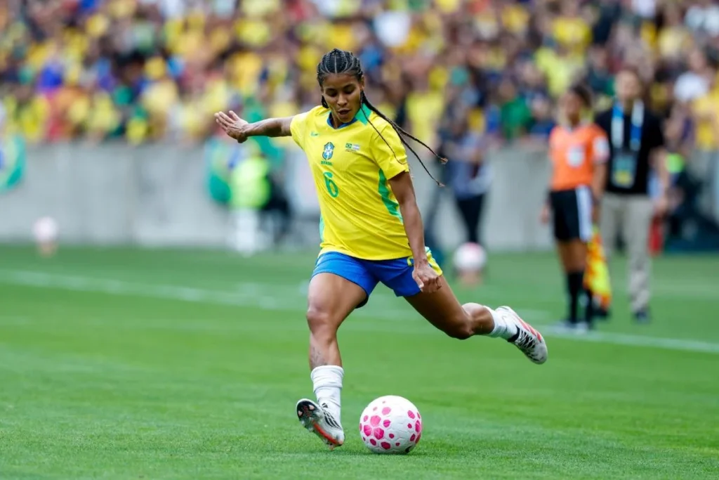 Raissa Bahia sonha com Copa do Mundo e defende mais oportunidades para o futebol feminino