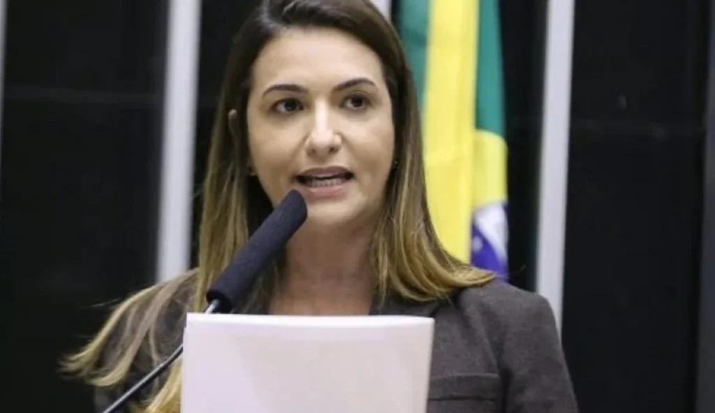Deputada Roberta Roma é internada novamente em Salvador após dores no peito