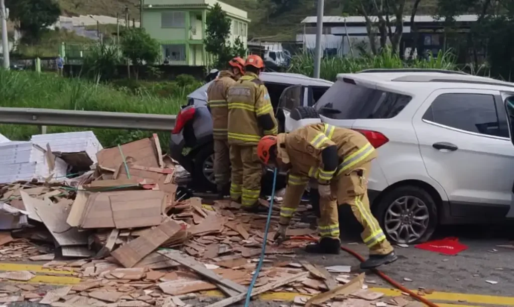 Acidente na BR-393 deixa cinco mortos e nove feridos no Rio de Janeiro