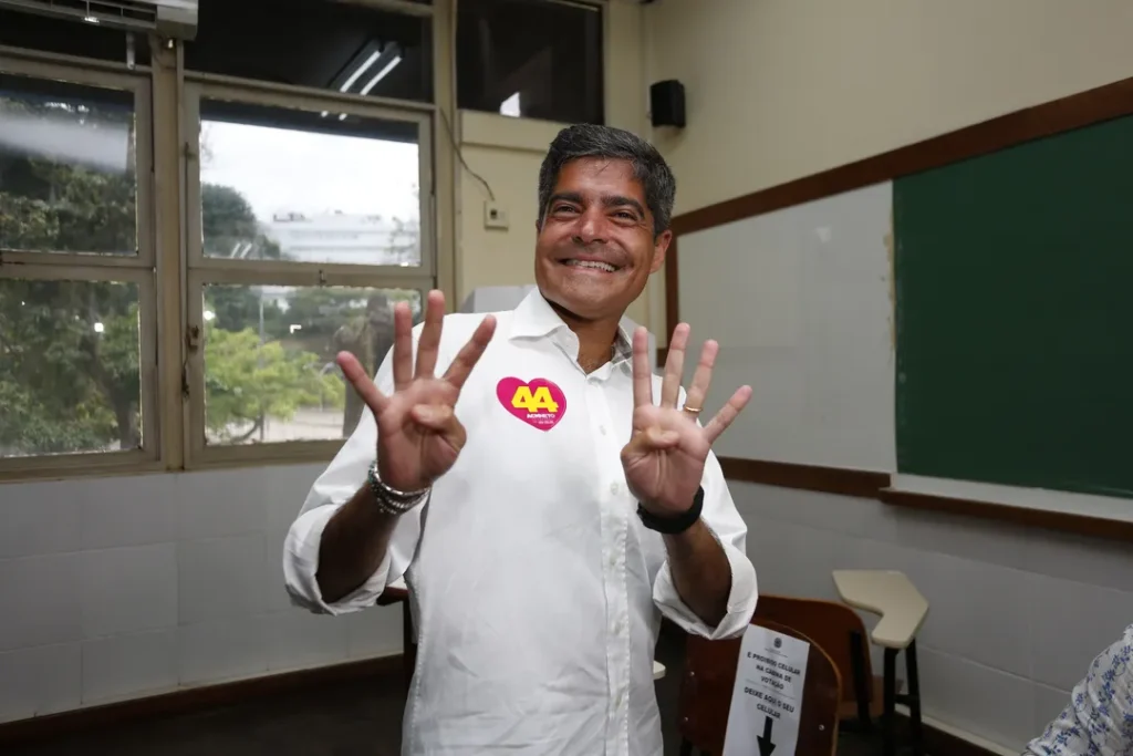 ACM Neto vota em clima de confiança: “O dia de hoje é nosso”