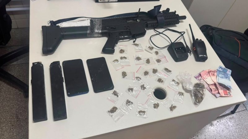 Adolescente é apreendido com submetralhadora e drogas na Liberdade, em Salvador