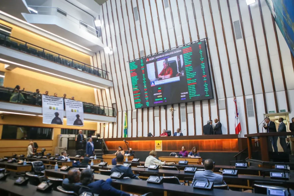 Após período eleitoral, deputados voltam ao plenário da Alba nesta terça