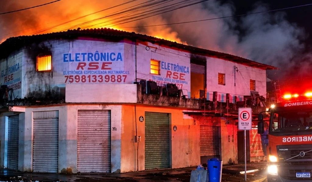 Incêndio de grandes proporções atinge três lojas em Alagoinhas