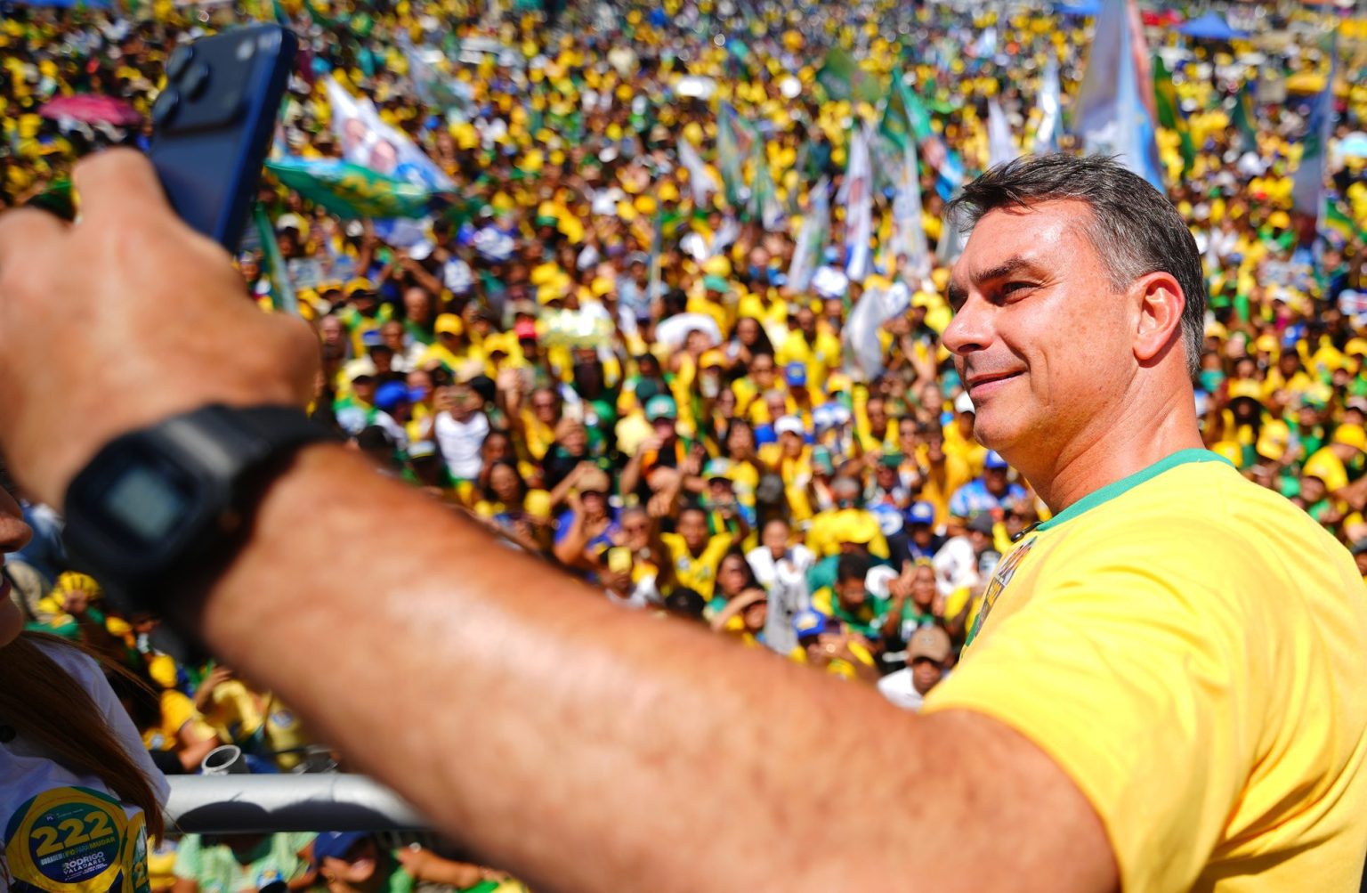 Flávio Bolsonaro supera votação do pai e bate recorde na família