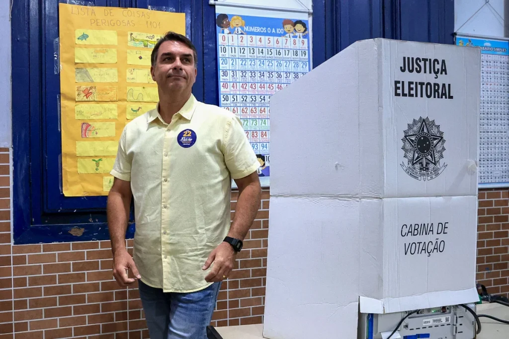 Flávio Bolsonaro solicita votação até as 19h em 17 municípios de três estados
