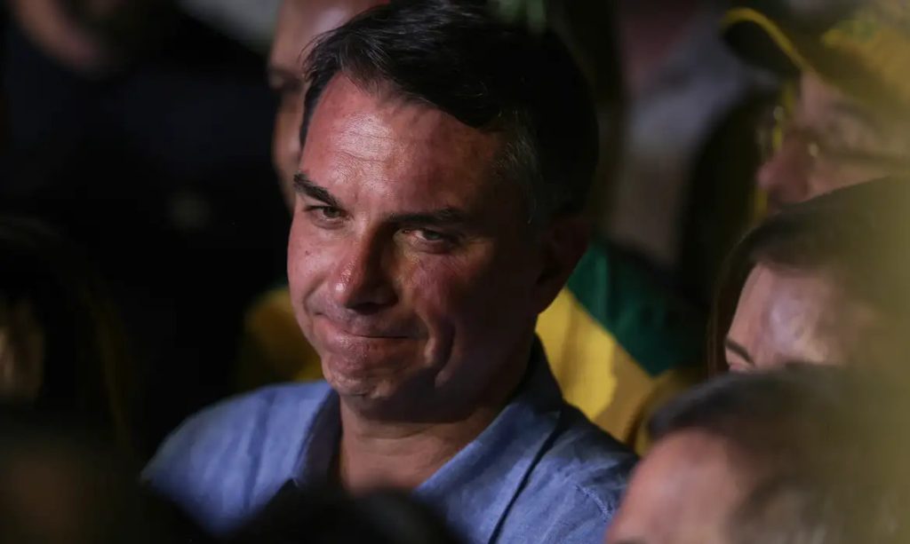 Aliados de Flávio Bolsonaro se afastam de discurso contra resultado das eleições