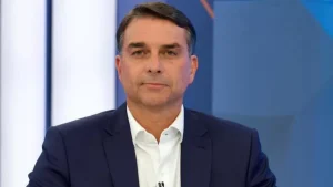 Flávio Bolsonaro promete congelar dívidas e gera comparação com Plano Collor