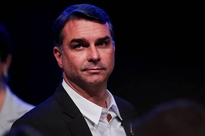 Após pressão popular, Justiça proíbe cerimônia para homenagear Flávio Bolsonaro em Salvador