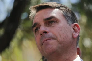 Flávio Bolsonaro almoça com cúpula da Globo antes de sabatina no Jornal Nacional