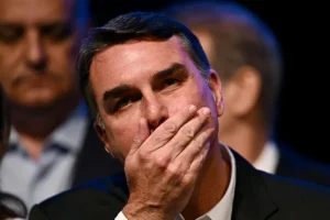 Flávio Bolsonaro lidera primeira parcial da apuração presidencial com 48,89% dos votos válidos