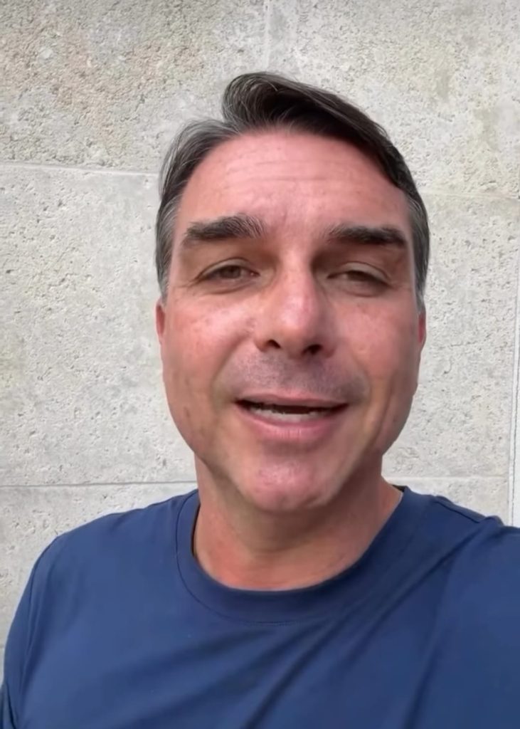 Flávio Bolsonaro é proibido de deixar o Brasil e terá que entregar passaportes à PF