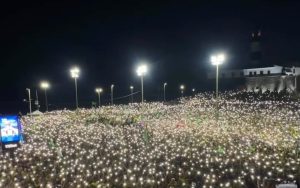 Multidão acompanha Flávio Bolsonaro em ato político no Farol da Barra, em Salvador