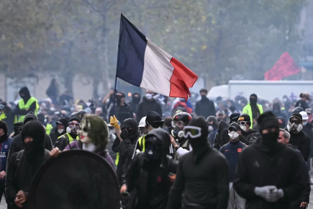 França anuncia toque de recolher após onda de protestos violentos e saques