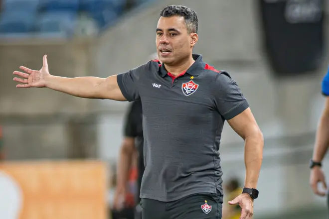 Vitória perde Cacá e ganha retorno de Tarzia para enfrentar o Corinthians