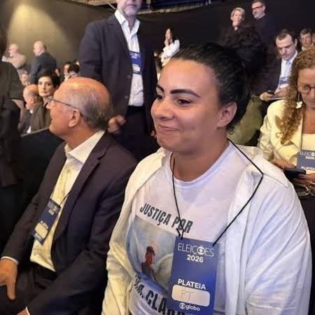 Mãe de Ana Clara acompanha debate na Globo após Lula questionar atuação de Flávio na defesa de PM