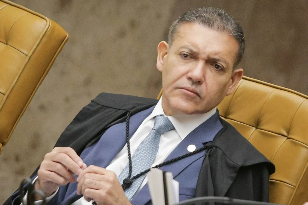 Ministro do TSE impede Nunes Marques de suspender canal ‘Exército do Lula’ sem aval do plenário