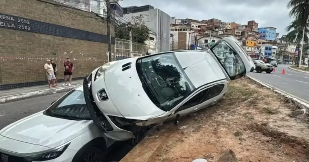 Motorista perde controle da direção e carro fica sobre outros dois veículos em Salvador