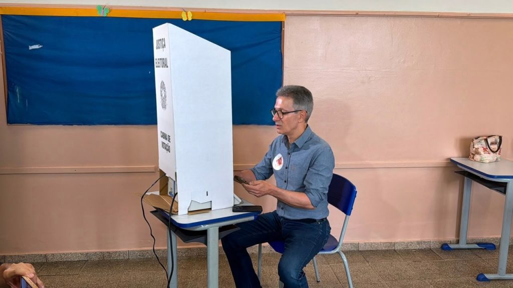 Candidato à Presidência, Zema é flagrado usando celular na cabine de votação